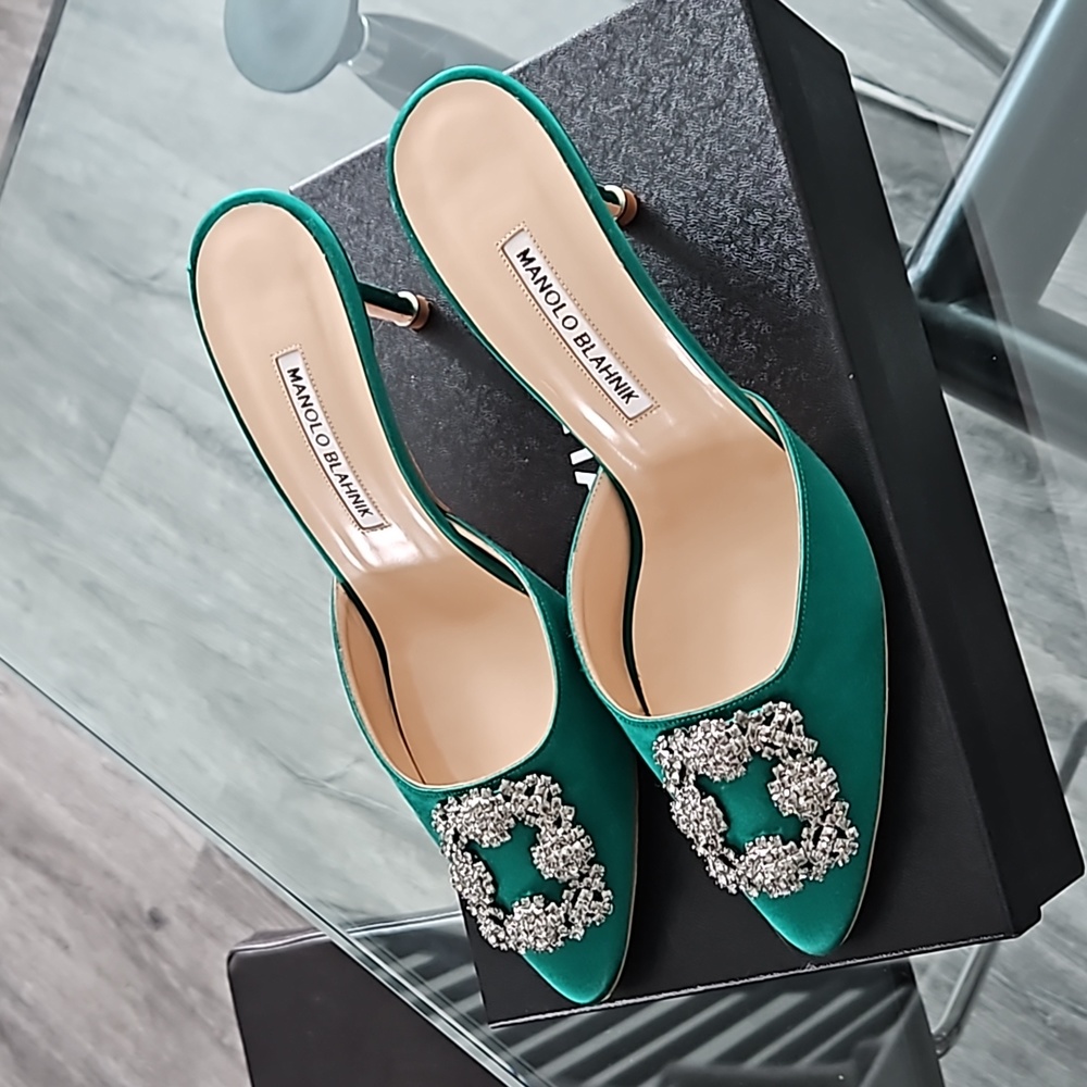 Manolo blahnik hangisi mules, like new 39.5